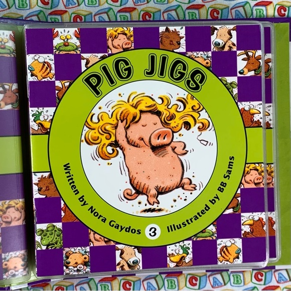 Animal Antics 10 Phonics Books Set. Level 1, Short-Vowel Sounds. - Picture 6 of 16
